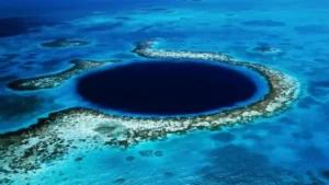 الظاهرة النادرة لـ "الثقوب الزرقاء" في البحر الأحمر غرب المملكة تكشف تحديات بيئية وعلمية جديدة